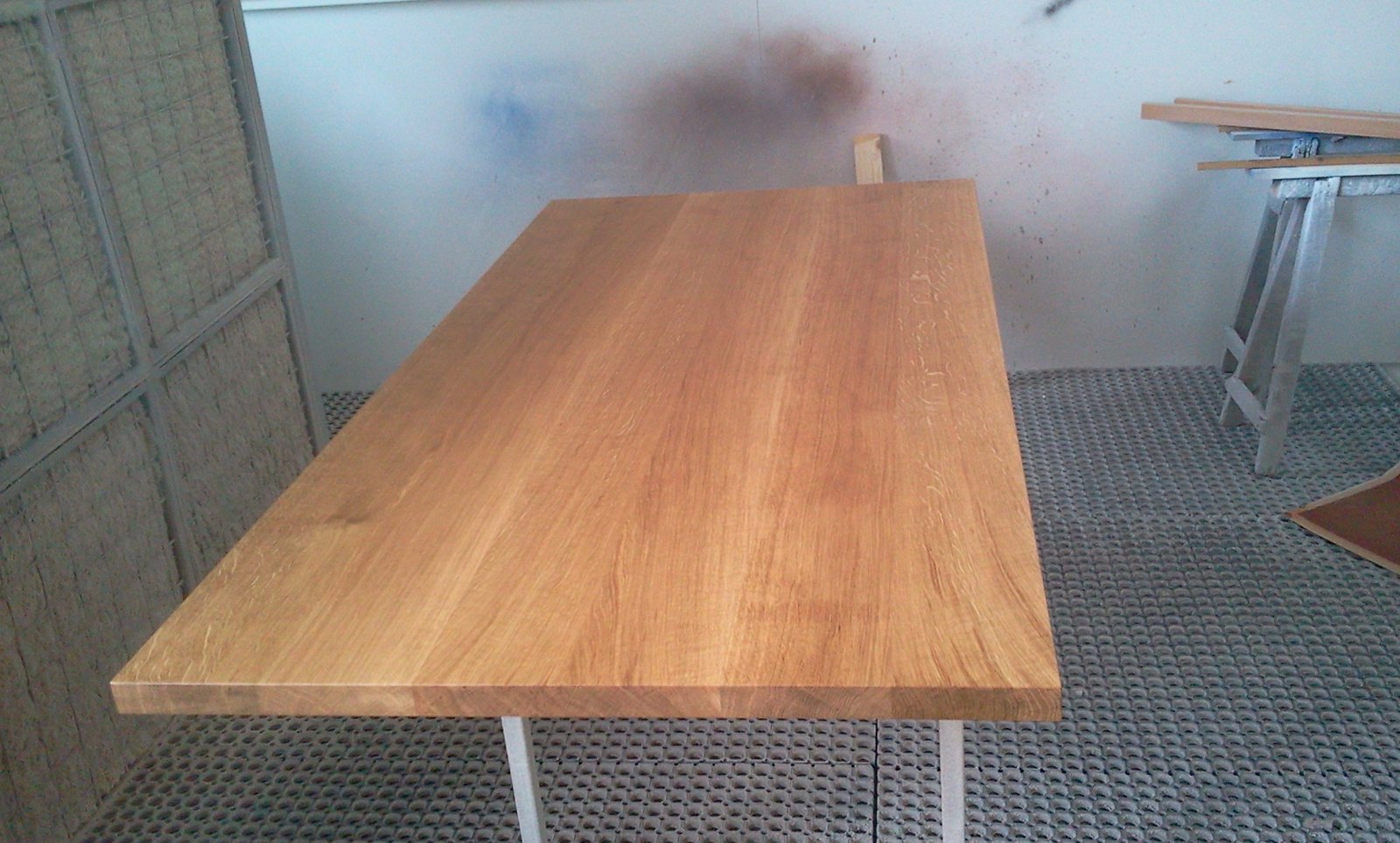Rechteckige Tischplatte aus hellem Holz auf einem schlanken Gestell